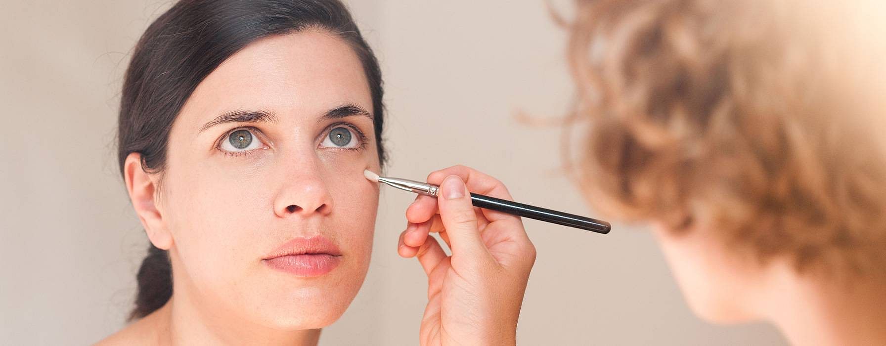 woman applying make-up