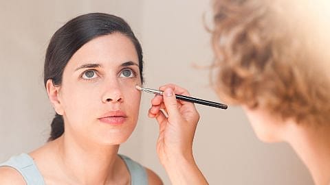 woman applying make-up